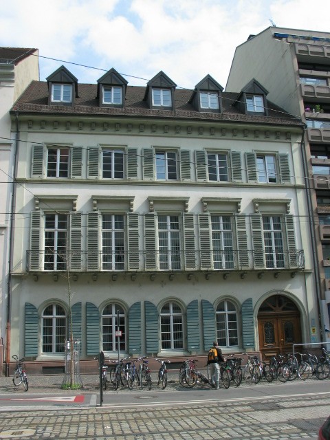 Dienstgebäude, 1853 als privates Wohnhaus in der Stephanienvorstadt erbaut